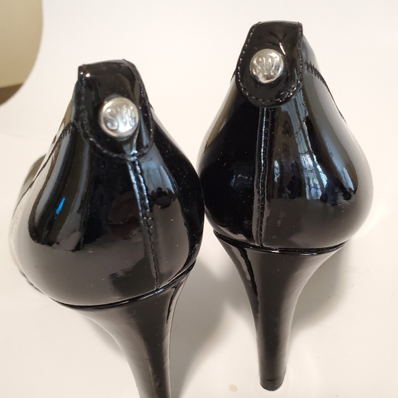 Stuart Weitzman - Picture 2 of 7